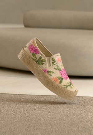 Papucs cipő fonott platformtalppal és textil felsőrésszel, amely rózsaszín és narancssárga virágos hímzéssel díszített, semleges háttér előtt.