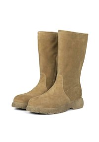 Botas altas de ante en tono rojizo con punta redondeada y suela texturizada gris, que presentan un diseño sencillo y detalles de costura lisa.