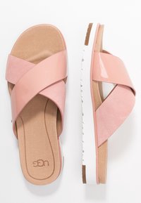 Kruisband slide sandalen van zacht roze suede en glanzend patentrein, met een gestructureerde voetbed en een lichtgewicht witte zool.
