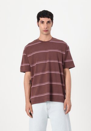 Brown short-sleeve t-shirt with wide pink horizontal stripes, featuring a crew neckline and a loose fit, shown against a white background.