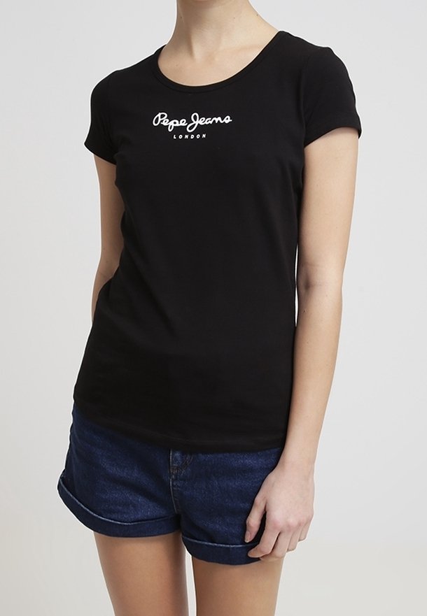 Camiseta negra de manga corta con cuello redondo, que presenta un logo blanco "Pepe Jeans London" en el pecho. Material de algodón suave.