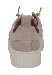 Beige Wildlederschuh mit abgerundetem Rücken, elastischen Schnürsenkeln und einer klobigen weißen Sohle. Die Rückseite verfügt über eine Zuglasche und erhöhte Nähdetails.