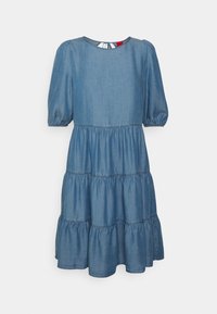 Vestido de mezclilla con escote redondo, mangas abullonadas y diseño en capas. Presenta un tono azul claro y un cierre con lazo en la parte posterior.
