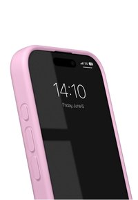 Pink silikone telefoncase, sort skærm der viser tid og dato, med lydknapper synlige på siden. Glat tekstur og afrundede kanter.