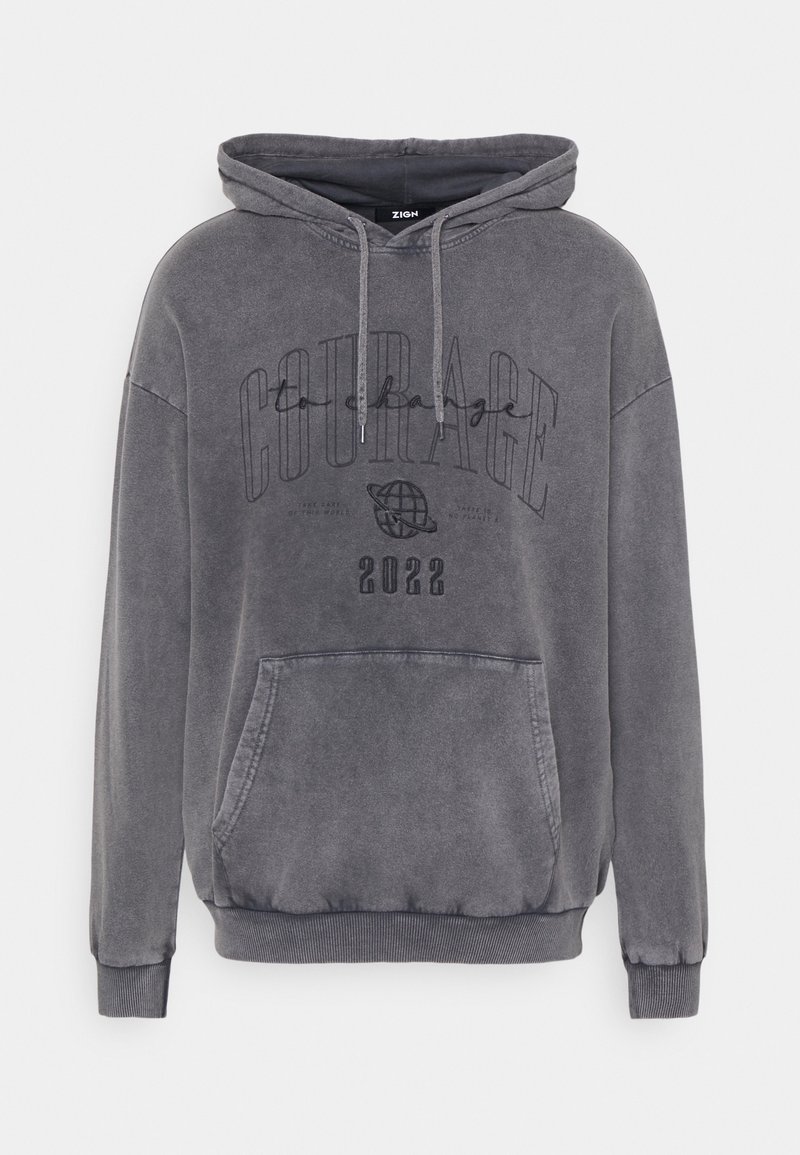 Sudadera gris con bolsillo frontal, cordones y un diseño impreso que incluye la palabra "CORAJE" y el año "2022."