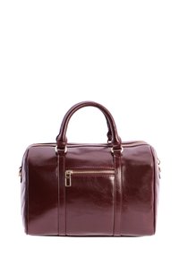 Bolso de mano de cuero brillante de color marrón oscuro con doble asa y un bolsillo delantero con cremallera, mostrado sobre un fondo blanco.