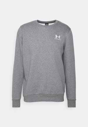 Siva sweatshirt iz flis tkanine, z okroglim izrezom, dolgimi rokavi, rebrastimi manžetami in robom ter majhnim belim logotipom na prsih.