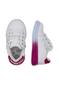 Sneakers bianchi con una parte superiore liscia, accenti rosa e viola a contrasto sul tallone e una suola in gomma testurizzata con lacci.