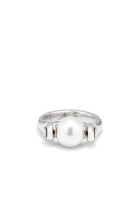 Anillo de plata de ley con una perla blanca central, rodeada de acentos pulidos de plata. Acabado liso con un diseño de banda redondeada.