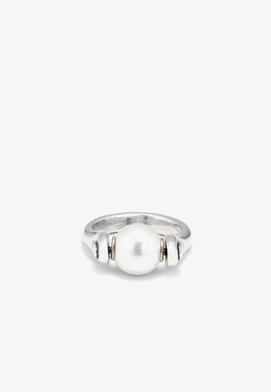 Bague en argent sterling avec une perle blanche centrale, encadrée par des accents en argent poli. Finition lisse avec un design de bande arrondie.