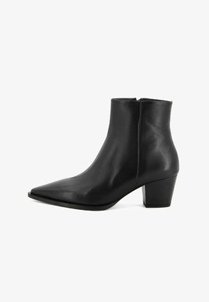Bottines en cuir noir à bout pointu et talon bloc de hauteur moyenne. Texture lisse avec un design sans couture et fermeture éclair à l'arrière.