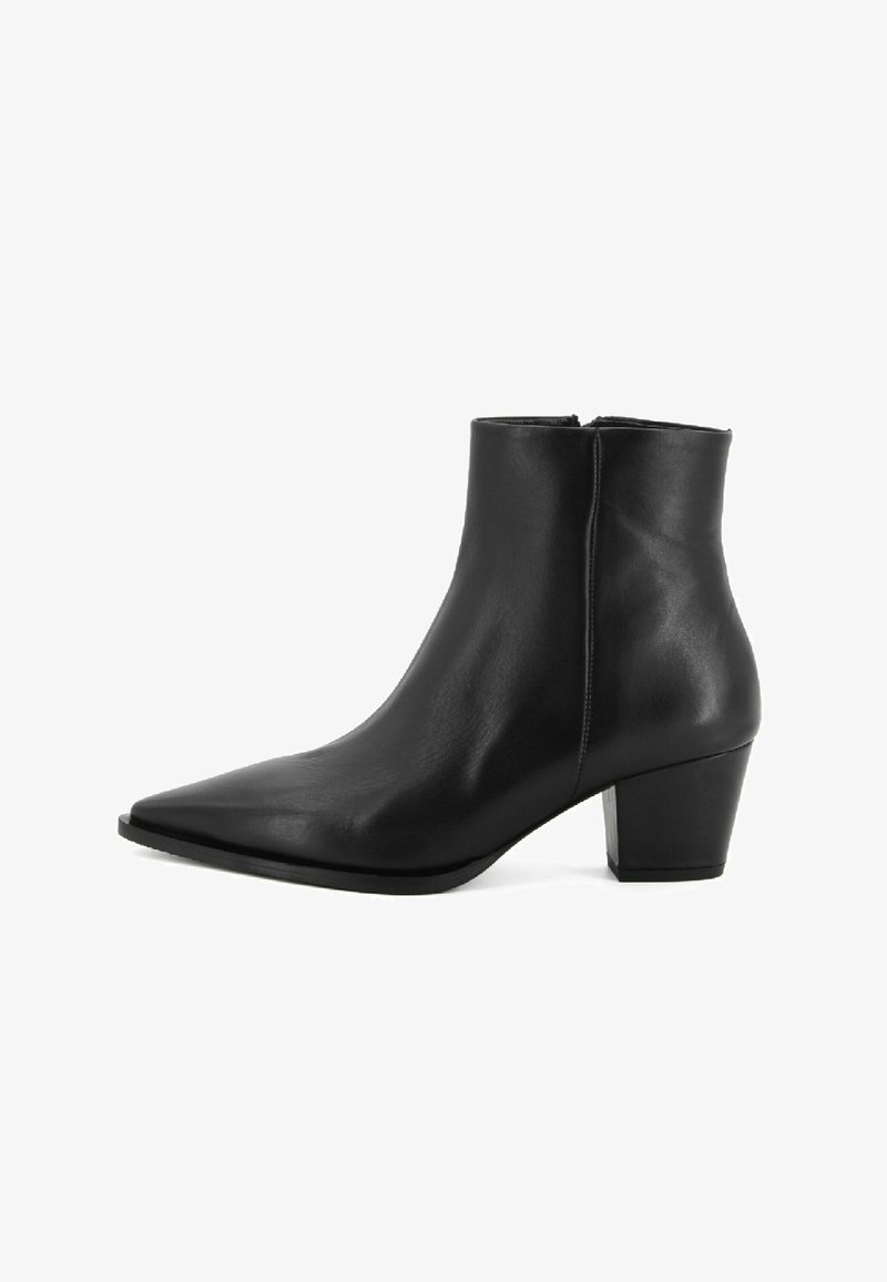 Botas de tobillo de cuero negro con punta afilada y tacón en bloque de altura media. Textura suave con un diseño sin costuras y cierre de cremallera en la parte trasera.