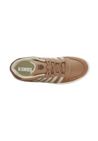 Sneaker K-Swiss in pelle beige con strisce bianche, punta rotonda e lacci testurizzati. Presenta una soletta imbottita e un logo classico.
