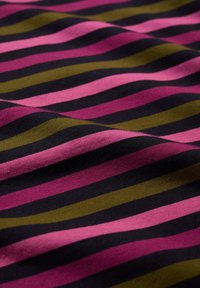 Pamukasta tkanina s horizontalnim prugama u tamno ružičastoj, maslinastoj i crnoj boji. Mekana tekstura s blagom elastičnošću.