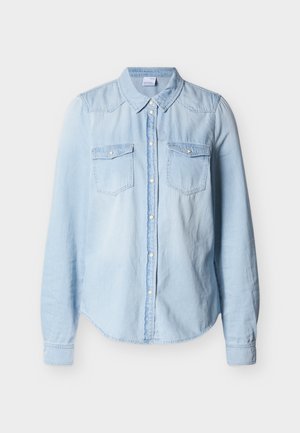 Chemise en denim bleu clair à manches longues avec fermeture boutonnée devant, deux poches poitrine avec rabats à boutons et col classique.