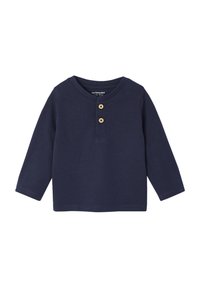 Marineblaues Langarmshirt aus Baumwolle mit rundem Ausschnitt, einer Knopfleiste mit drei Holzknöpfen und einfacher, glatter Textur.