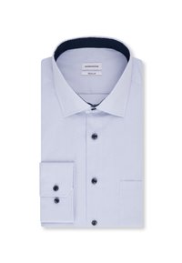 Camicia da uomo a maniche lunghe di colore azzurro chiaro con bottoni neri, colletto alla francese con fodera interna scura e decorata, polsini con bottoni, piegata con cura.