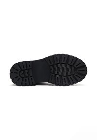 Semelle en caoutchouc noir avec des motifs de tread profonds, comportant des rainures larges et des textures en relief variées pour une bonne traction et durabilité.