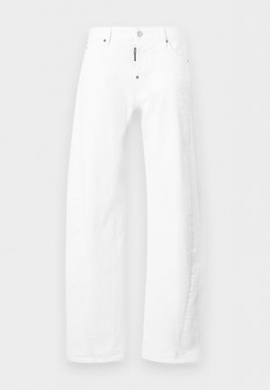 Bílé džíny s rovnými nohavicemi, zapínáním na přední knoflík a zip, poutky na pásek a viditelnými kovovými cvočky na kapsách.