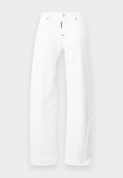 Λευκά τζιν με ίσια γραμμή, με μπροστινό κούμπωμα με κουμπί και φερμουάρ, θηλιές για ζώνη και εμφανείς μεταλλικές καρφίτσες στις τσέπες.