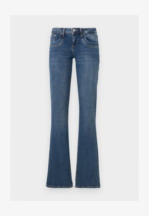 Jean denim bleu à taille mi-haute, style cinq poches, fermeture par bouton et zip, avec jambes évasées sur un fond blanc uni.