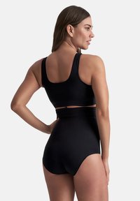 Zwart tailleband bikini set met een hoogwaisted broekje en een aansluitend top met brede schouderbanden. Gladde textuur en minimale details.