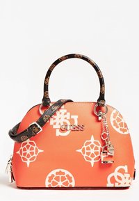 Oranje handtas met witte logopatronen. Heeft een gestructureerde vorm, zwarte handgreep met gouden accenten en een afneembare schouderband. Inclusief zilverkleurige hardware.