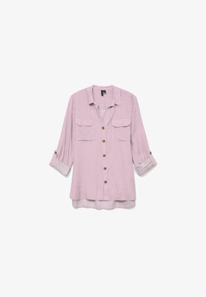 Růžová a bílá pruhovaná košile s knoflíky, se dvěma náprsními kapsami, zlatými knoflíky a ohrnutými rukávy. Tato košile má rozdělený lem a měkkou texturu látky.