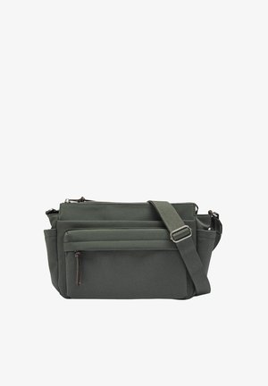 Zielona torba na ramię wykonana z materiału, z regulowanym paskiem, wielomazamykanymi przegródkami, smukłym prostokątnym kształtem i subtelnymi detalami w postaci szwów.