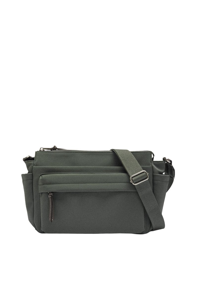 Zielona torba na ramię wykonana z materiału, z regulowanym paskiem, wielomazamykanymi przegródkami, smukłym prostokątnym kształtem i subtelnymi detalami w postaci szwów.