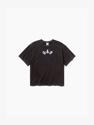 Μαύρο κοντομάνικο T-shirt με στρογγυλή λαιμόκοψη και πολύστιχο λογότυπο "GAP" σε λευκό και μπλε, τοποθετημένο στο κέντρο του στήθους.