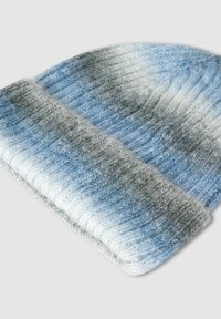 Dziergana czapka w różnych odcieniach niebieskiego i szarego, o prążkowanej fakturze i z podwiniętym mankietem dla dodatkowego ciepła.