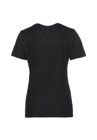 Camiseta negra de cuello redondo en un suave tejido texturizado. Manga corta, corte holgado y dobladillo de doble costura. Sin marcas ni patrones visibles.