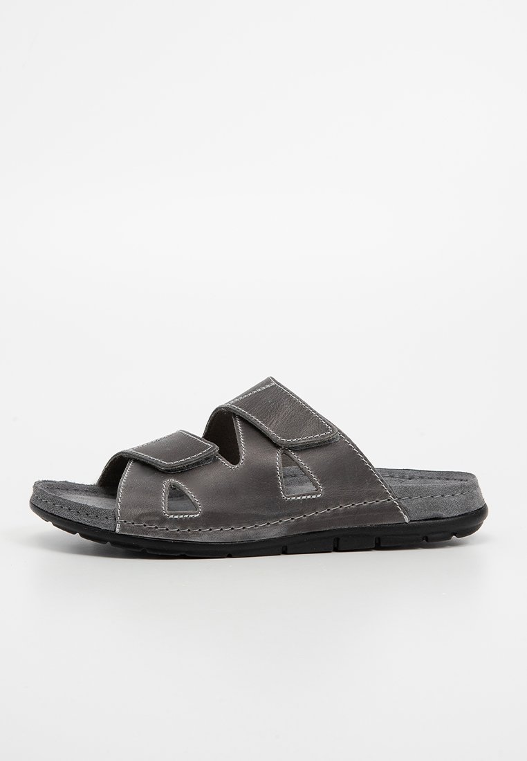 Sandales de diapositive grises avec un design à double sangle, en cuir doux, avec des découpes, des coutures contrastées et une semelle en caoutchouc robuste.