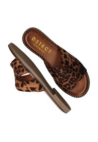 Sandales à enfiler imprimées léopard avec dessus en faux suède marron, dos ouvert et semelle intérieure rembourrée ; comportent des lettres dorées et des accents cloutés.