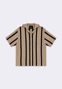 Chemise en maille beige à manches courtes avec des rayures verticales noires, boutonnière devant et capuche attachée, posée à plat sur un fond clair.