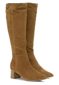 Bottes marron en daim montantes à bout effilé et talon bloc. Le design présente des textures lisses et des détails de couture minimaux.