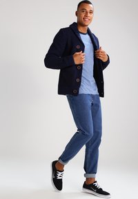 Lee BROOKLYN STRAIGHT - Calças de ganga de perna direita - mid stone wash