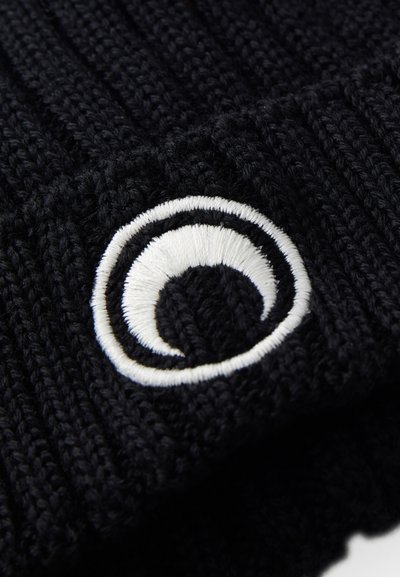 Caciulă neagră tricotată, cu textură în dungi și un logo circular alb brodat, cu un design în spirală pe față.