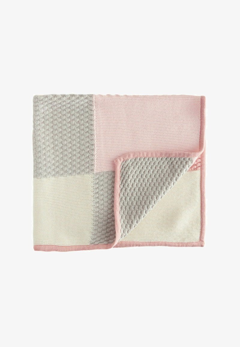 Kötött takaró, amely foltvarrás stílusú mintázattal rendelkezik halvány rózsaszín, világosszürke és krémszínű árnyalatokban, texturált mintákkal és sima befejezéssel a szélein.