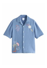 Hellblaues Kurzarmhemd aus strukturiertem Stoff mit bunten bestickten Motiven, darunter Blumen und Palmen. Sechs Knöpfe.