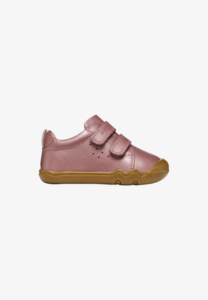 Scarpa per bambini in pelle rosa con suola in gomma e due strisce in velcro per la chiusura, vista laterale su sfondo bianco.
