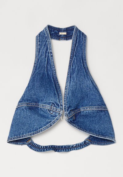 Τζιν γιλέκο σε μπλε απόχρωση με αμάνικο κόψιμο, διαθέτοντας βαθύ V-ντεκολτέ, ανοιχτό μπροστινό μέρος και συγκεντρωμένη πλάτη. Ενισχυμένες ραφές και λεπτομέρεια με φερμουάρ.