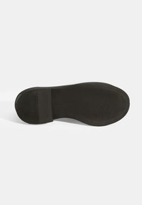 Zwarte rubberen schoenzool met een gestructureerd grippatroon, ronde neus en een vlakke hak, met gladde en licht verhoogde gebieden voor extra grip.