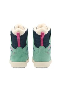 Stivali alti in camoscio verde con dettagli in tessuto blu navy, fodera in pelliccia, linguette rosa e dettagli di cucitura geometrica sui lati.