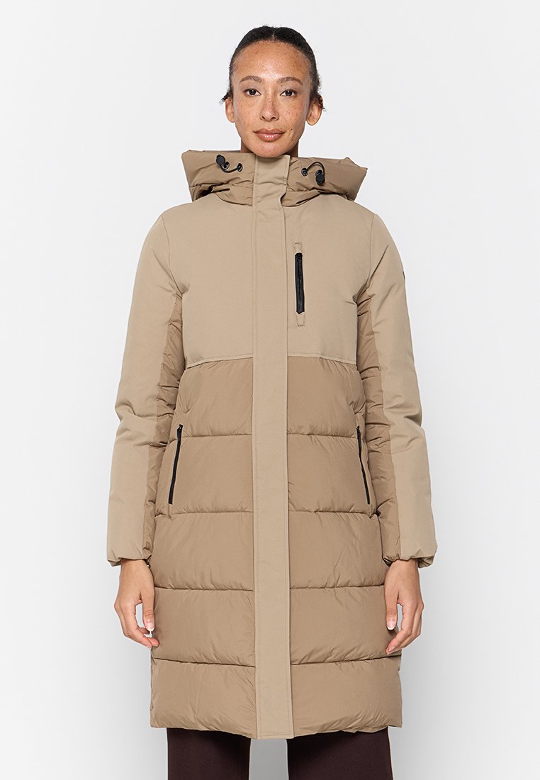 Beige gepolsterter Mantel mit einem Reißverschluss vorne, einem hohen Kragen und einer Kapuze. Verfügt über schwarze seitliche und Brusttaschen. Glatte Textur, knielanger Schnitt.