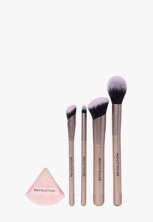 Set di cinque pennelli per il trucco con manici color oro rosa, diverse forme di pennello, morbidi peli sintetici in rosa e nero, include una spugna per il trucco rosa.