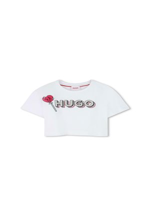Witte verkorte T-shirt met "HUGO" in vette letters, vergezeld van een rode lolly-grafiek. Korte mouwen en ronde halslijn. Soepele structuur.