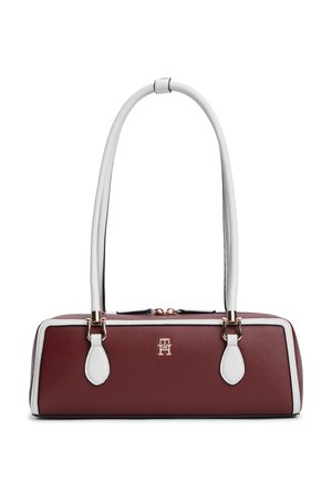 Rektangulær burgunder håndtaske med hvid kant og lange hvide håndtag, med et lille guldlille logo midt foran.