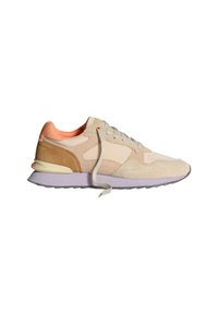 Sneaker beige e color marrone chiaro con suola lilla e interno pesca, con un laccio slacciato, vista laterale su sfondo bianco.